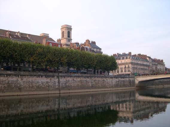  Reflets des immeubles dans le Doubs